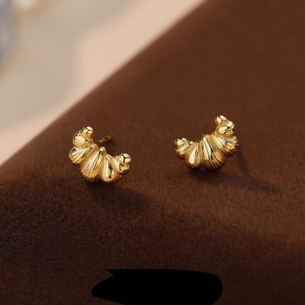 Pendientes de plata de ley de croissant chapados en oro 18K