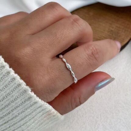 Anillo de Plata de Ley 925 Ondulado con Circonitas | Diseño Minimalista y Ajustable