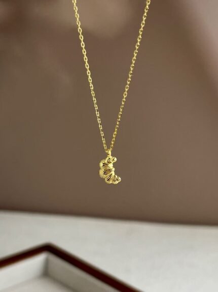 Collar Croissant en Plata de Ley 925 con Baño de Oro de 18K – Elegancia Parisina Diaria