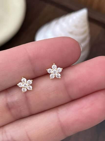 Pendientes de Botón Flor de Cristal en Plata de Ley 925 – Destellos de Elegancia Floral