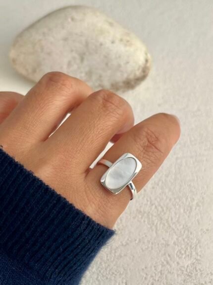 Anillo Minimalista de Plata de Ley 925 con Madreperla en Corte Geométrico