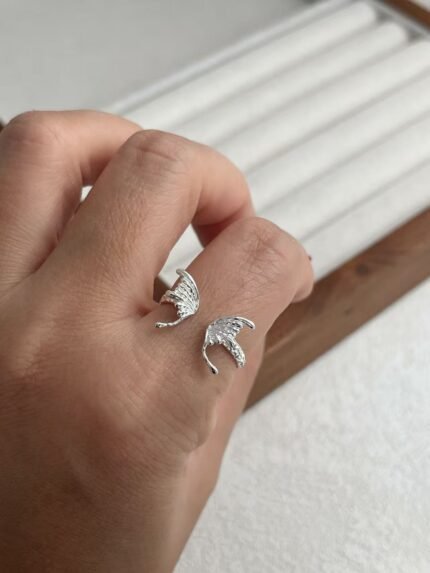 Anillo de Plata de Ley 925 Ajustable con Diseño de Alas de Ángel y Textura Artesanal