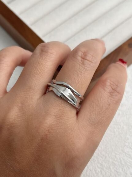 Anillo de Plata de Ley 925 Ajustable con Diseño de Líneas Onduladas Estilo Minimalista y Moderno
