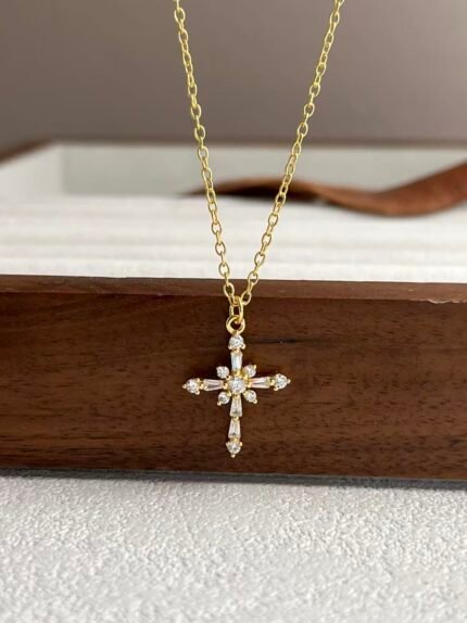 Collar de Cruz con Circonitas en Diseño de Flor Brillante, Joyería de Plata con Baño de Oro de 18K