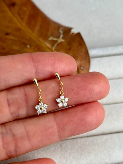 Pendientes de Flores en Plata de Ley 925 con Baño de Oro - Aretes Colgantes con Circonitas Brillantes